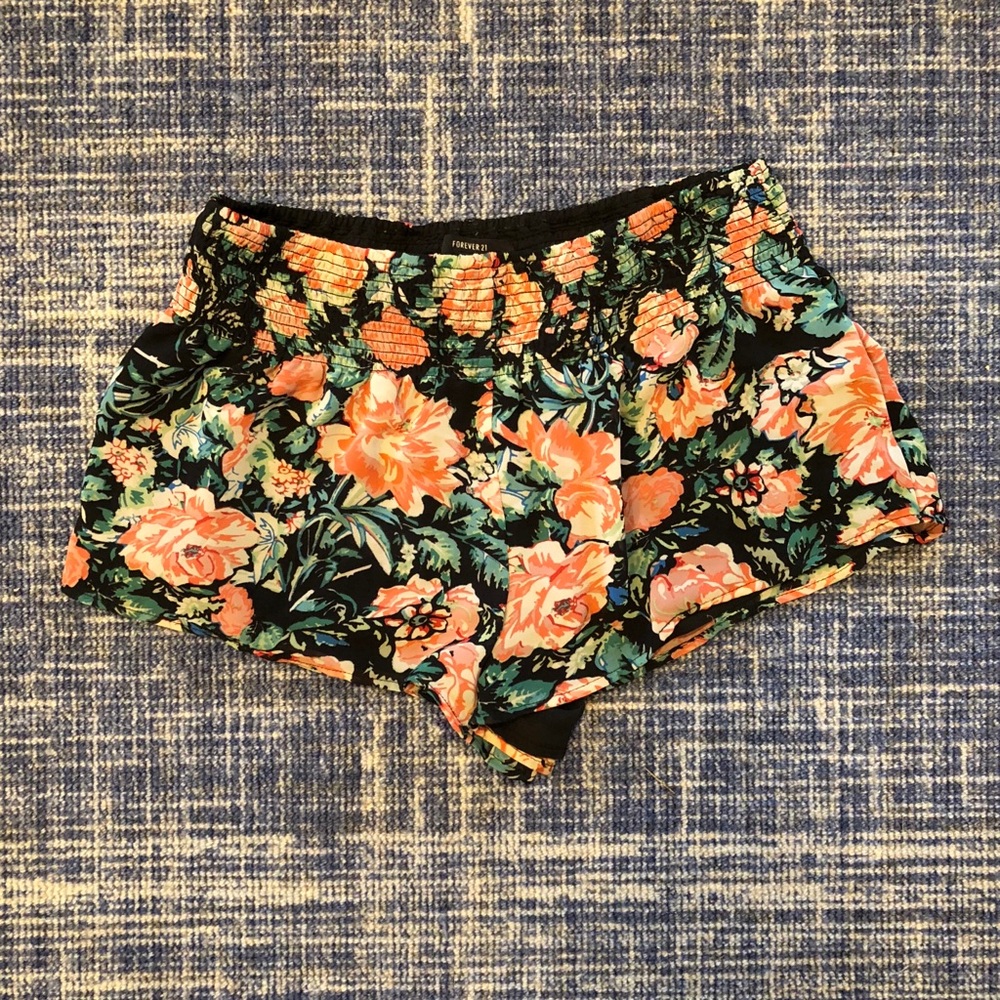 Floral stretchy shorts